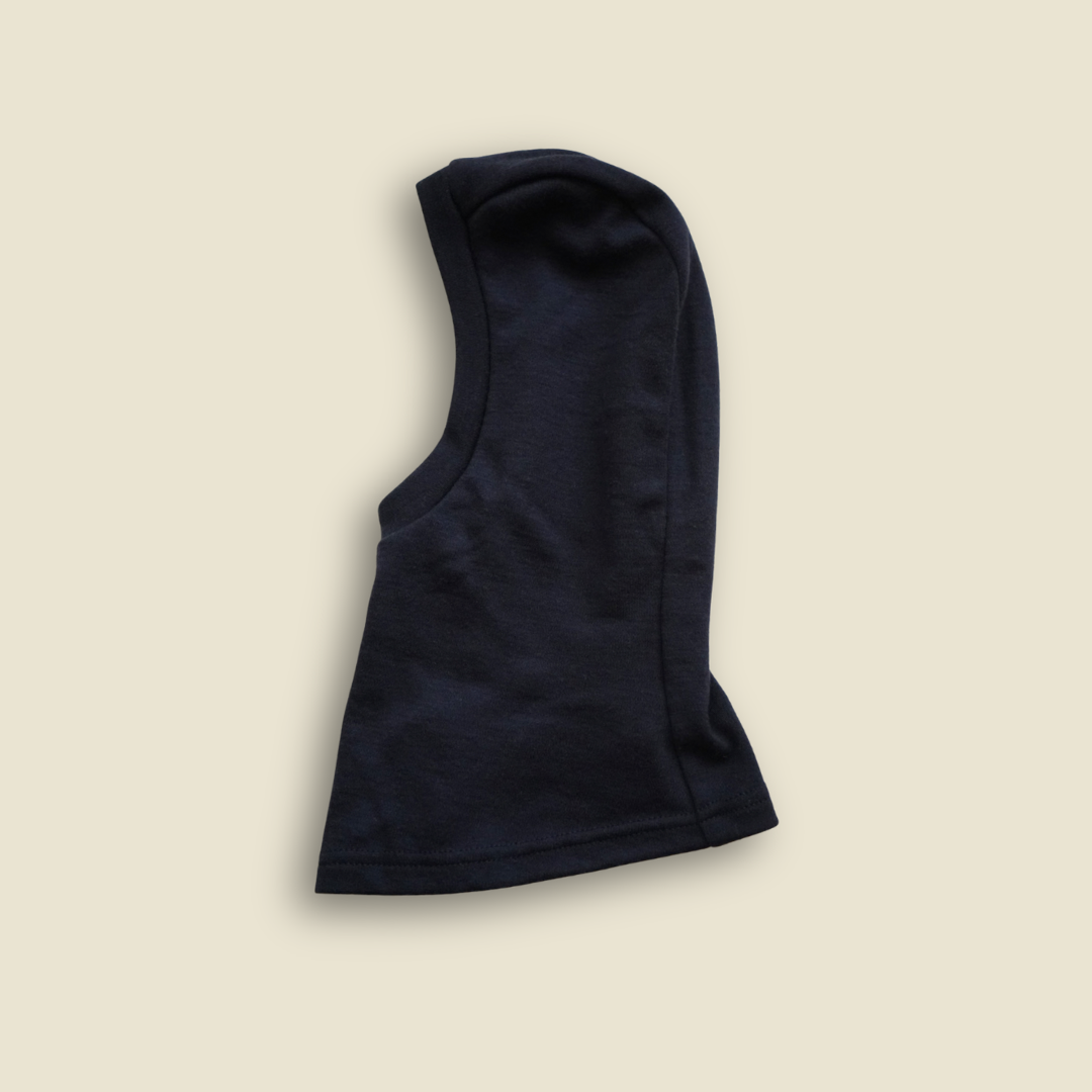 Collection of Cagoule en laine de mérinos Timininous. Ce Balaklava pour bébés et enfants de couleur Ardoise est fabriqué au Québec. Vue de côté.  in a gallery layout