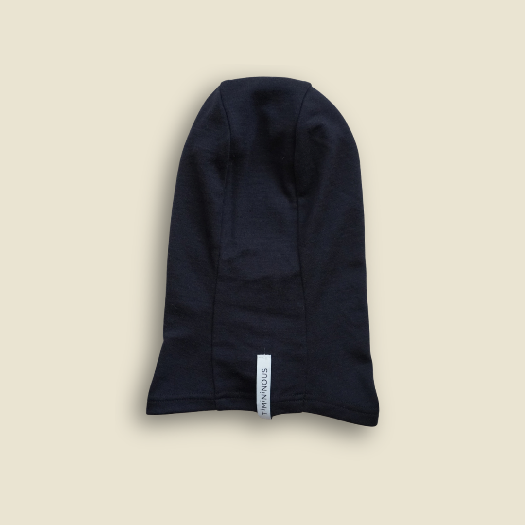 Collection of Cagoule en laine de mérinos Timininous. Ce Balaklava pour bébés et enfants de couleur Ardoise est fabriqué au Québec. Vue de derrière. in a gallery layout