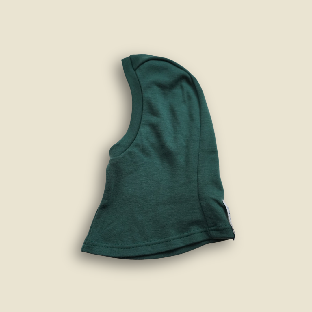 Collection of Cagoule en laine de mérinos Timininous. Ce Balaklava pour bébés et enfants de couleur Émeraude est fabriqué au Québec. Vue de côté.  in a gallery layout