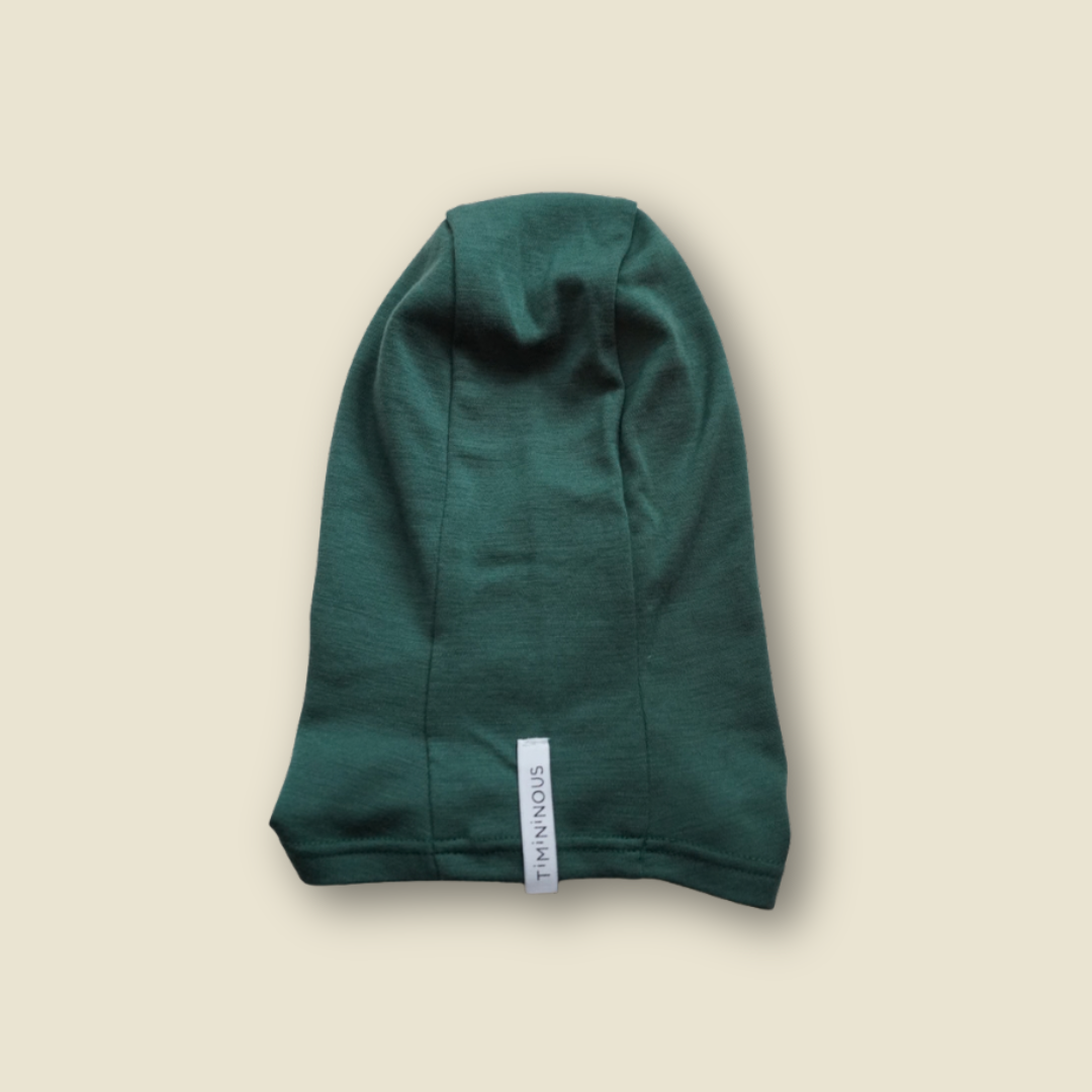Collection of Cagoule en laine de mérinos Timininous. Ce Balaklava pour bébés et enfants de couleur Émeraude est fabriqué au Québec. Vue de derrière. in a gallery layout