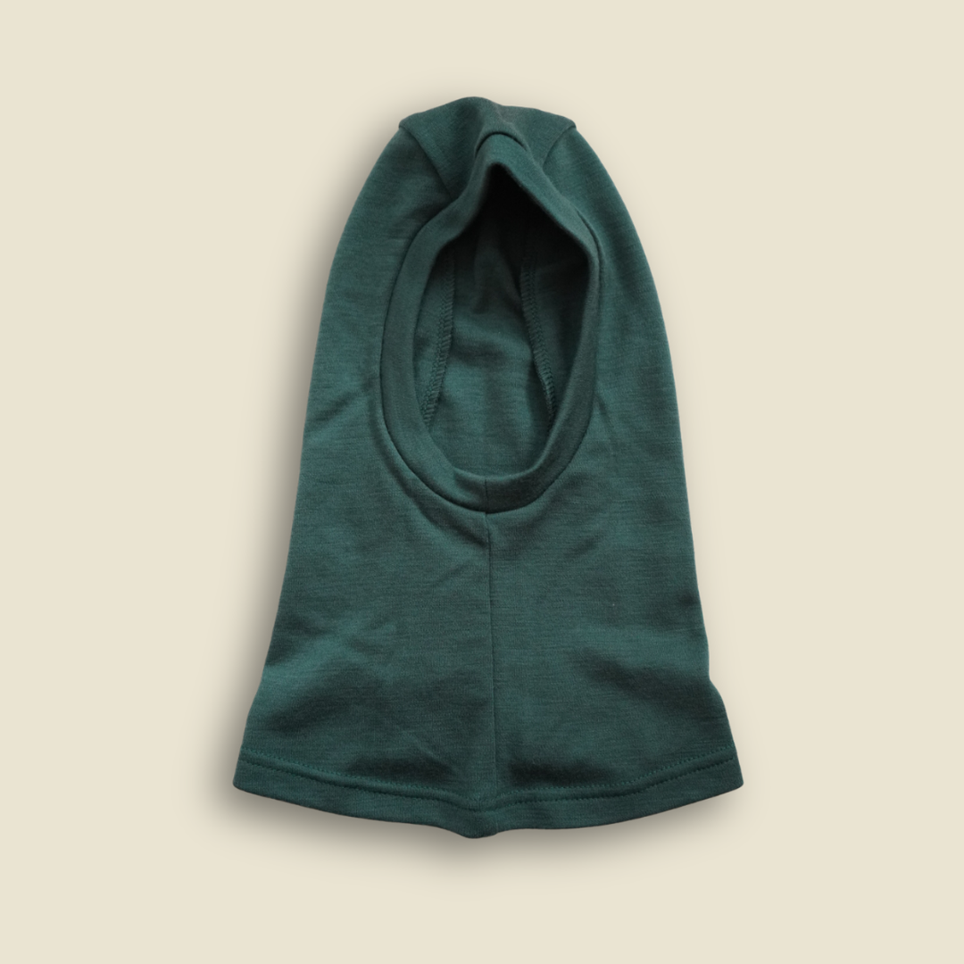 Collection of Cagoule en laine de mérinos Timininous. Ce Balaklava pour bébés et enfants de couleur Émeraude est fabriqué au Québec. Vue à plat devant.  in a gallery layout