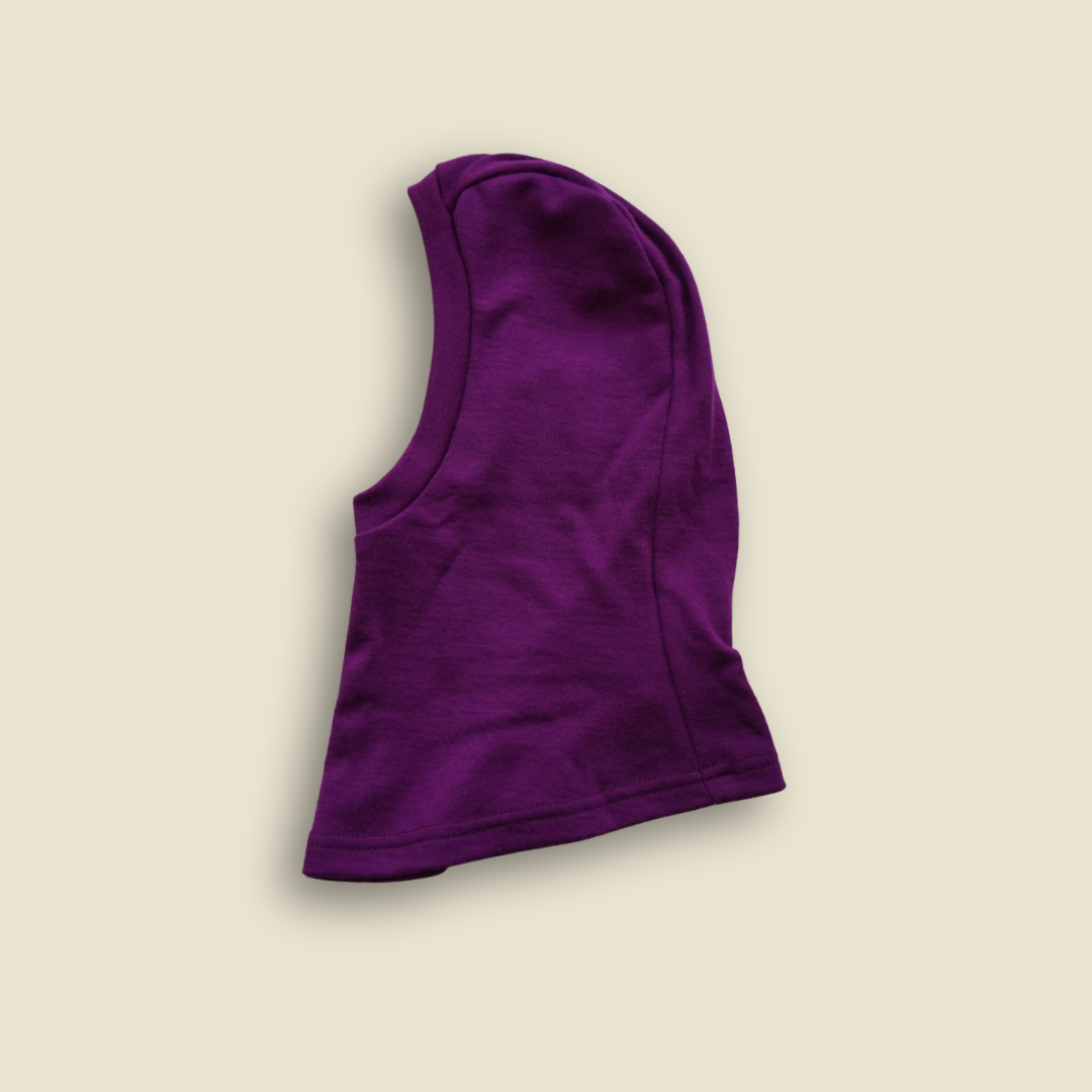 Collection of Cagoule en laine de mérinos Timininous. Ce Balaklava pour bébés et enfants de couleur Pourpre est fabriqué au Québec. Vue de côté.  in a gallery layout