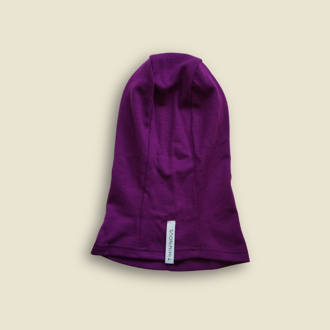 Collection of Cagoule en laine de mérinos Timininous. Ce Balaklava pour bébés et enfants de couleur Pourpre est fabriqué au Québec. Vue de derrière.  in a gallery layout