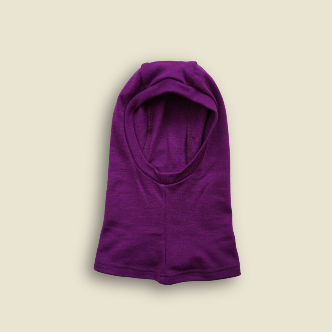 Collection of Cagoule en laine de mérinos Timininous. Ce Balaklava pour bébés et enfants de couleur Pourpre est fabriqué au Québec. Vue à plat devant.  in a gallery layout