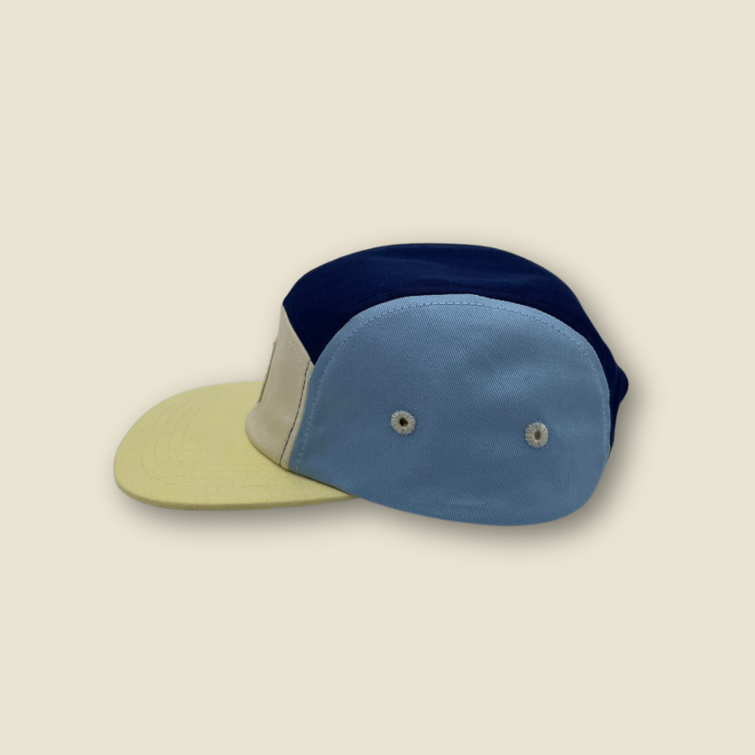 Collection of Casquette colorblock ajustable à 5 panneaux | Rouge in a gallery layout