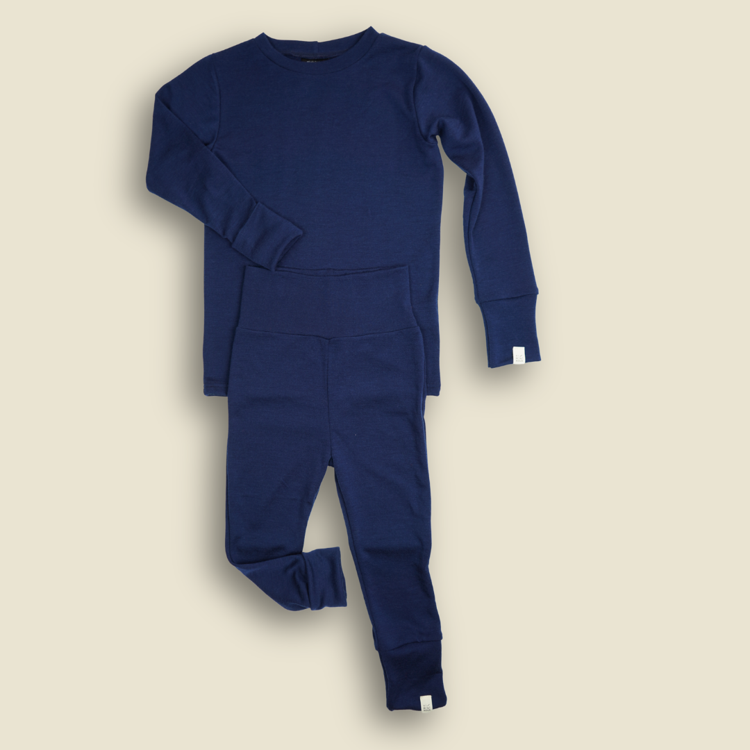 Collection of ensemble thermique en laine de mérinos, chandail manches longue et col rond avec legging évolutif. Laine de mérinos marine de la marque Timininous vue de face à plat.  in a gallery layout