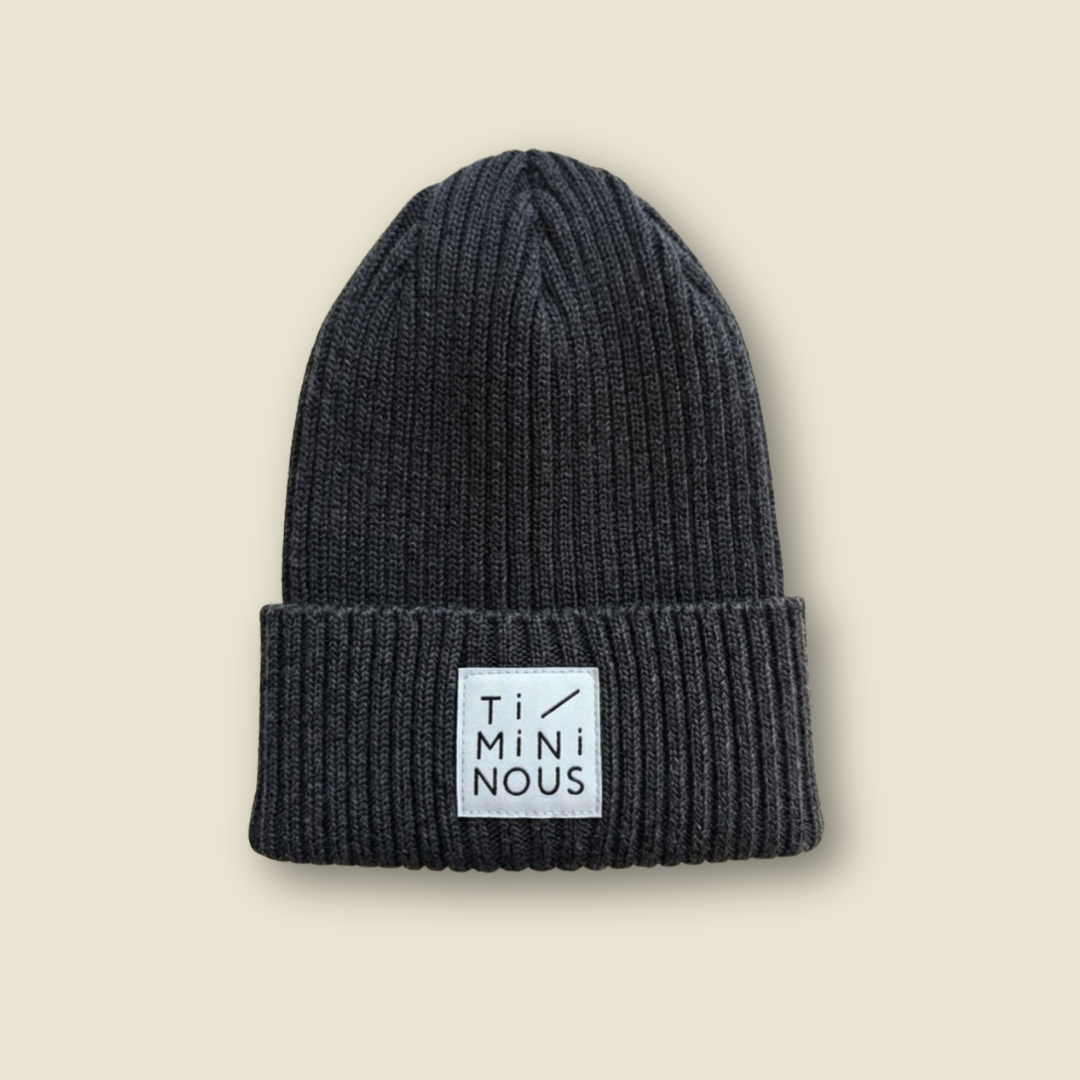Collection of tuque 100% laine de mérinos, de couleur charcoal, fabriquée à Montréal au Canada.  in a gallery layout