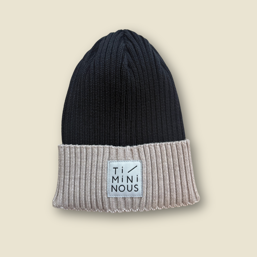 Collection of Tuque 100% laine de mérinos, charcoal et écru, fabriquée à Montréal, Timininous. in a gallery layout