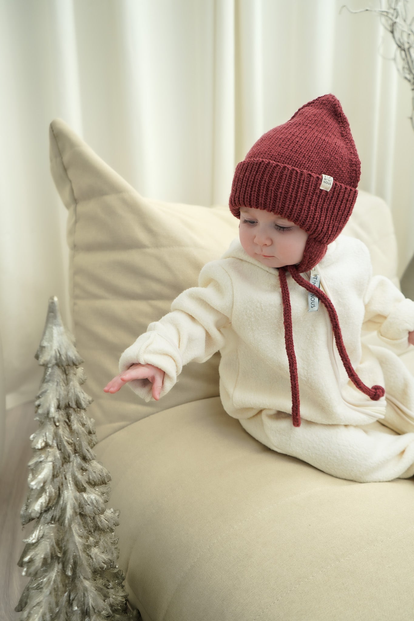 Collection of PRÉCOMMANDE Tuque en laine de mérinos à cordons in a gallery layout