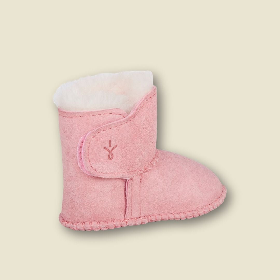 Collection of Bottines chaudes en suède et laine de mérinos pour bébé - Rose - Timininous in a gallery layout