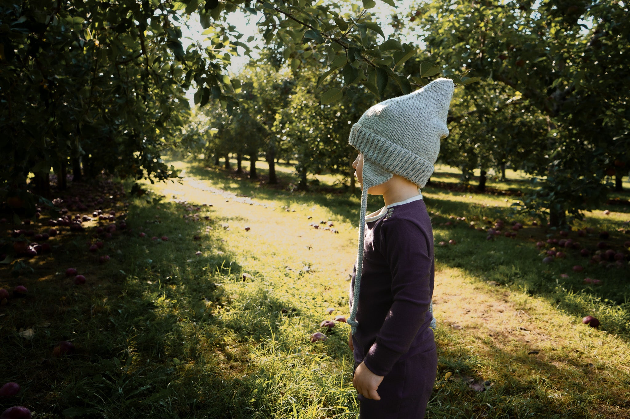 Collection of PRÉCOMMANDE Tuque en laine de mérinos à cordons in a gallery layout